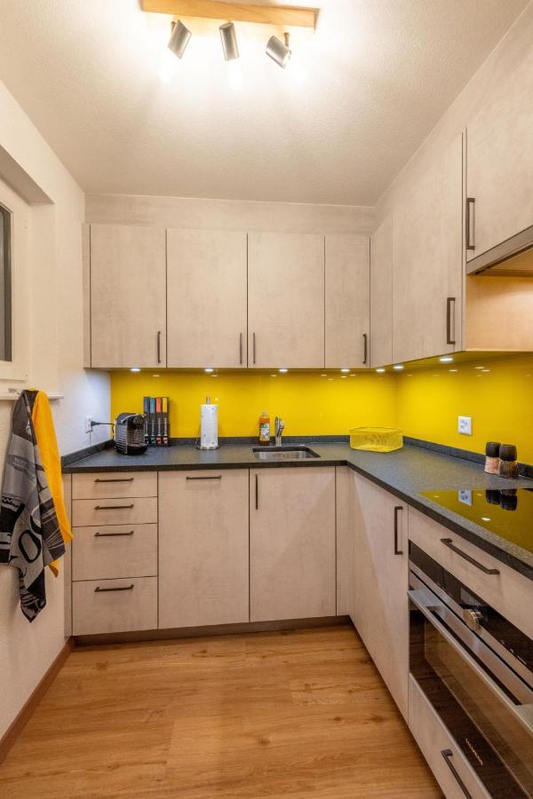 Ambassador Yellow Home Грехен Екстер'єр фото