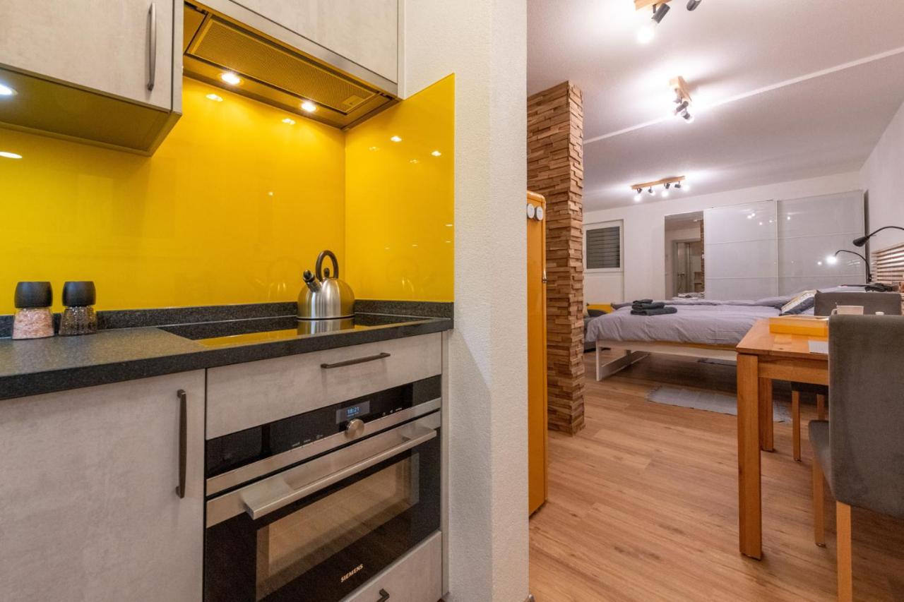 Ambassador Yellow Home Грехен Екстер'єр фото