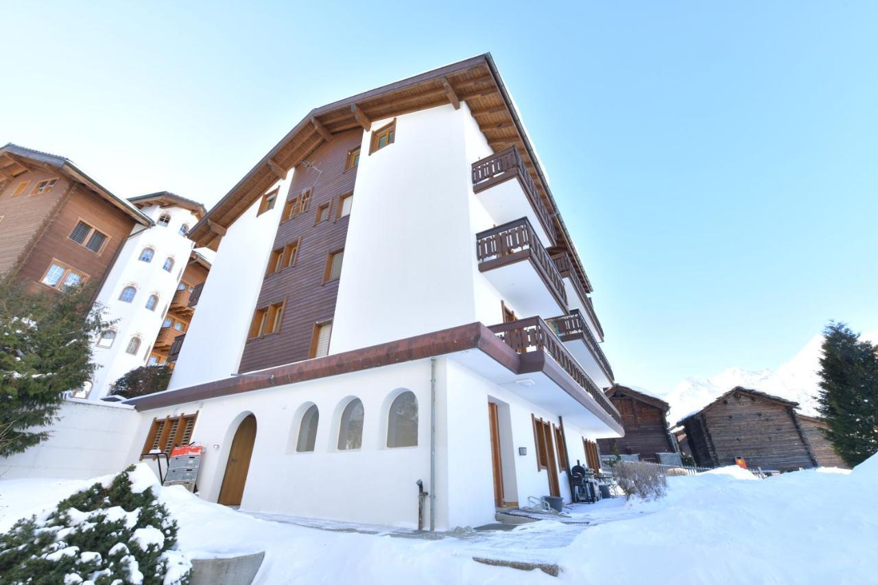 Ambassador Yellow Home Грехен Екстер'єр фото
