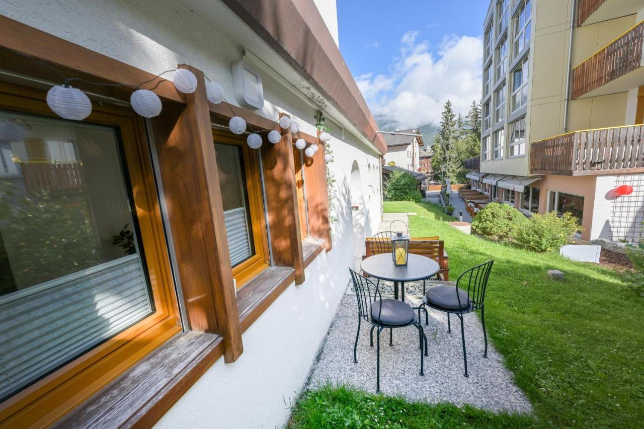 Ambassador Yellow Home Грехен Екстер'єр фото