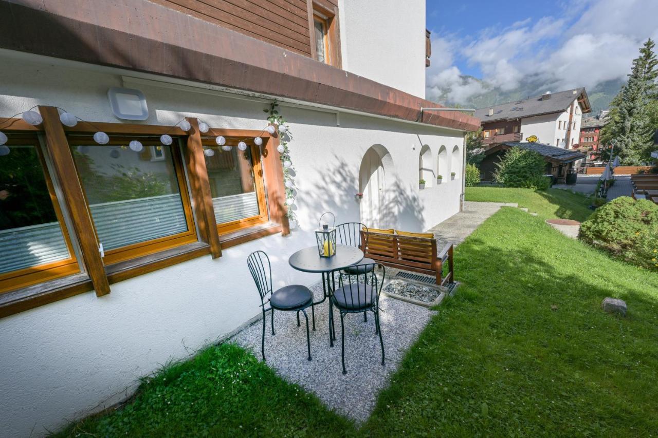Ambassador Yellow Home Грехен Екстер'єр фото