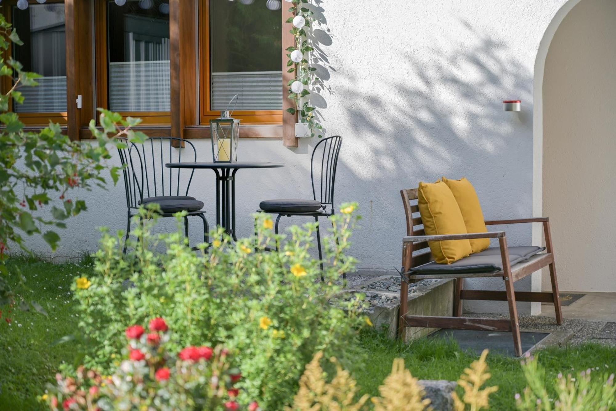Ambassador Yellow Home Грехен Екстер'єр фото